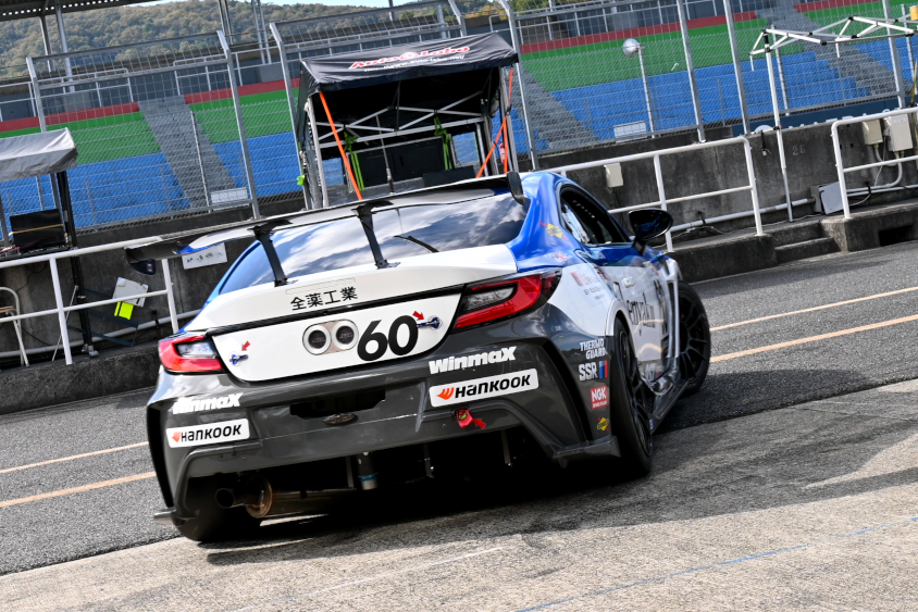 ピットを後にする60号車 全薬工業withTEAM G/MOTION’ GR86