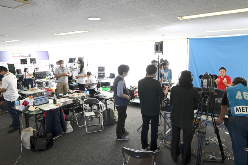 リアルタイム手話実況が行われた放送室