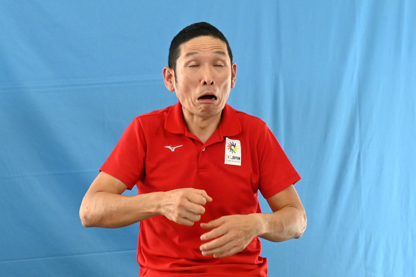 スーパー耐久のリアルタイム手話実況で走行の様子を臨場感たっぷりに伝える早瀨憲太郎さん