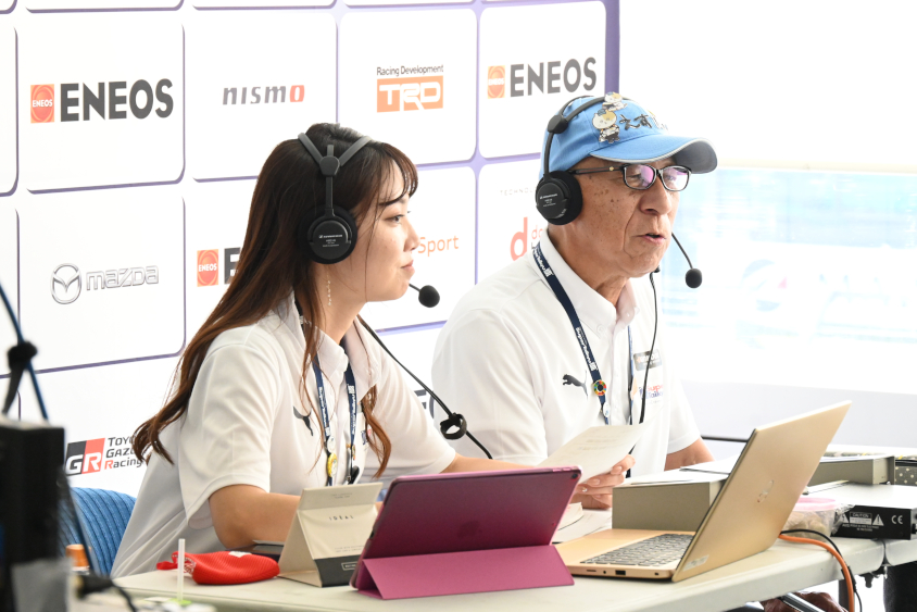 スーパー耐久でのリアルタイム手話実況に臨む福山英朗さんと数野祐子さん