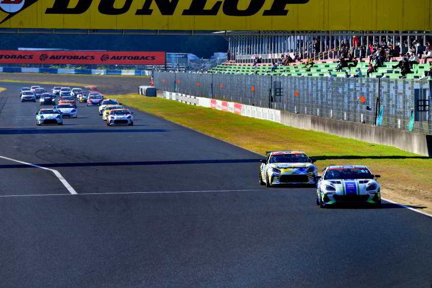 2022スーパー耐久第６戦岡山 Gr2スタート 61号車と28号車