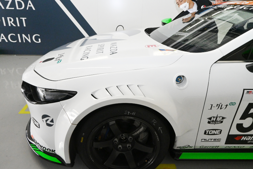 55号車 MAZDA SPIRIT RACING MAZDA3 Bio conceptのフェンダー