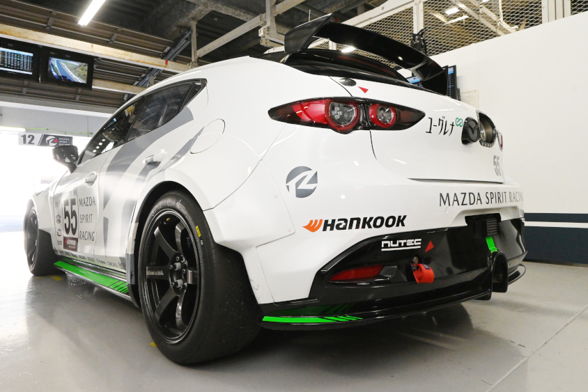 55号車 MAZDA SPIRIT RACING MAZDA3 Bio conceptの左リアビュー