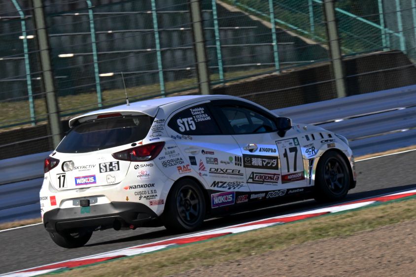 ST-5 3位 17号車 DXLアラゴスタNOPROデミオ