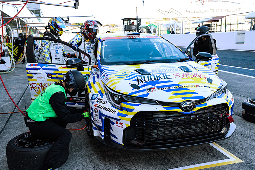 2022年スーパー耐久第7戦鈴鹿、32号車ORC ROOKIE GR Corolla H2 conceptに乗り込むMORIZO選手
