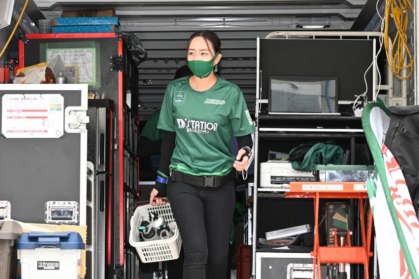 ピット、パドックで忙しなく動き回る太田彩美マネージャー