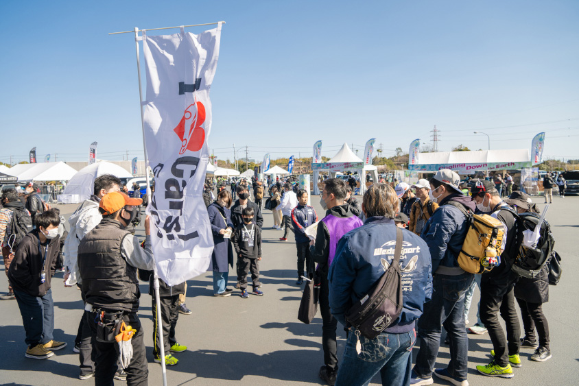 ピットツアーの集合の様子