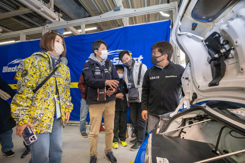 マシンの説明をする浅野レーシングサービスのスタッフ