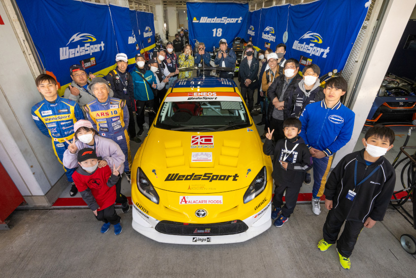 WedsSport GR86を囲んでのピットツアー参加者の記念撮影