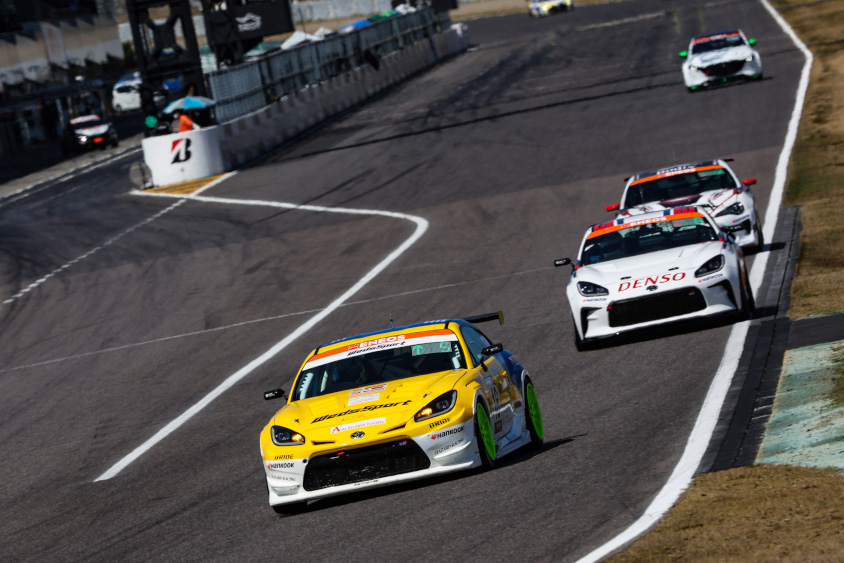 18号車WedsSport GR86の走行シーン