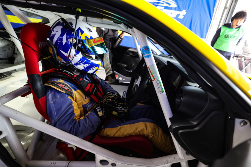 18号車WedsSport GR86に乗り込む浅野武夫選手