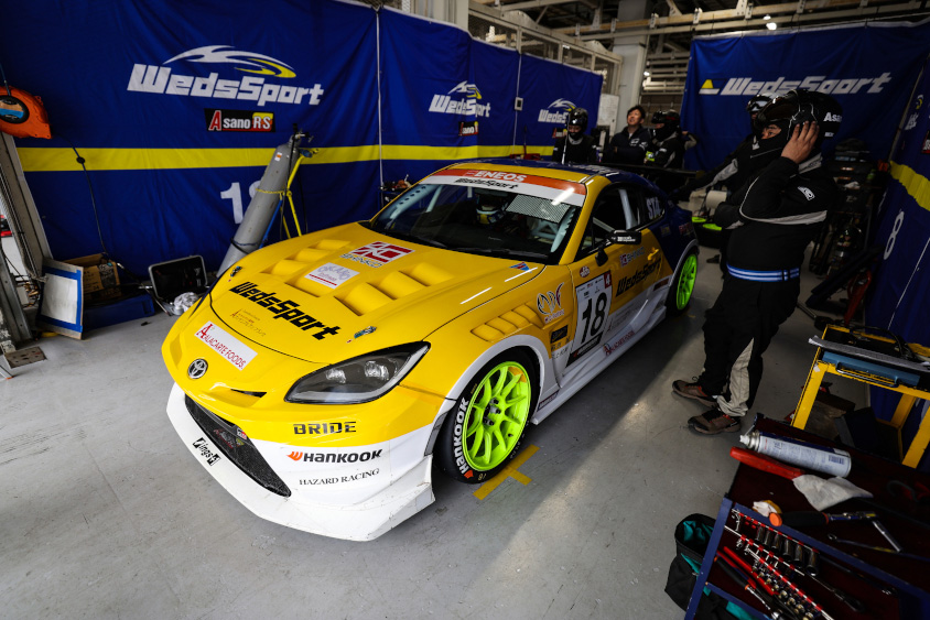 ピットの中の18号車WedsSport GR86