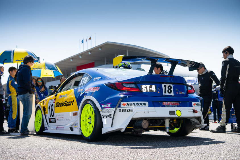 グリッド上の18号車WedsSport GR86