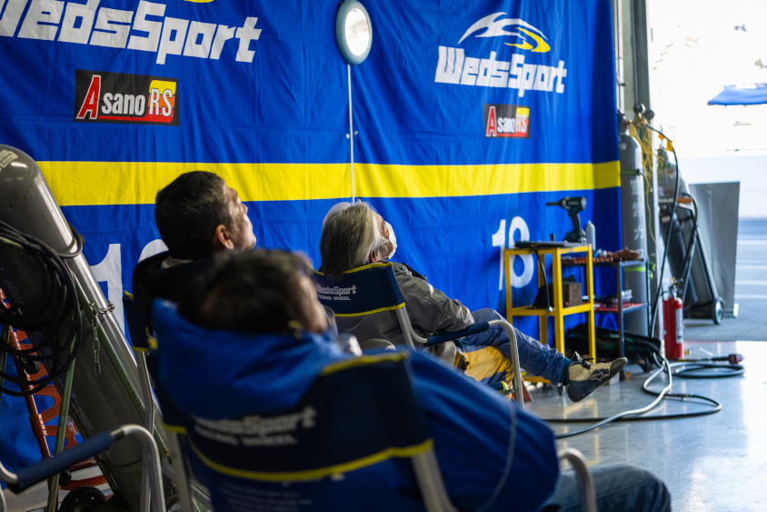 浅野レーシングサービスのレース中のピットの様子