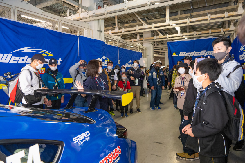 第1戦鈴鹿で浅野レーシングサービスで実施した第1回の愛車ピットツアー　ピット内の様子