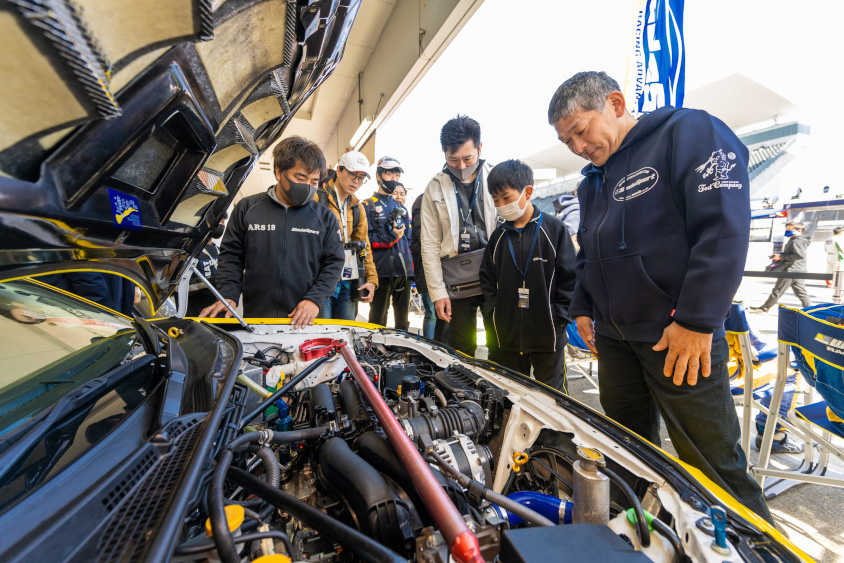 第1戦鈴鹿で浅野レーシングサービスで実施した第1回の愛車ピットツアー　エンジンルームも間近に