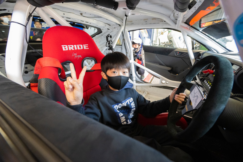 第1戦鈴鹿で浅野レーシングサービスで実施した第1回の愛車ピットツアー　お子様限定の運転席体験