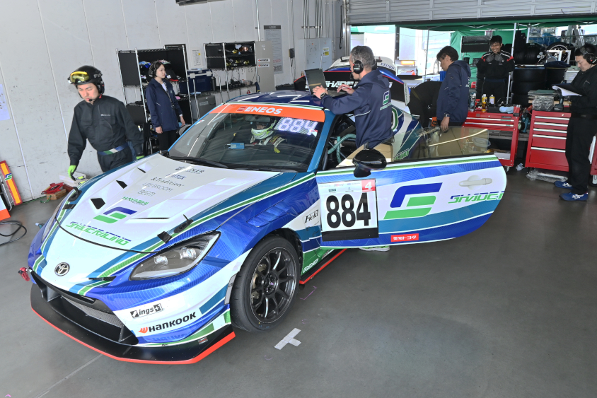 ピット内の884号車 シェイドレーシング GR86
