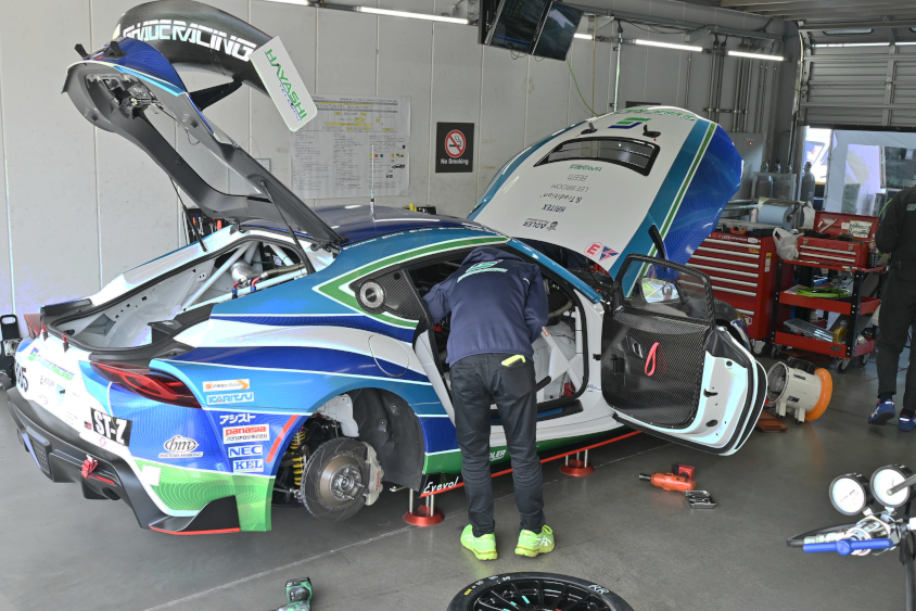 ピット内の885号車 シェイドレーシング GR SUPRA GT4 EVO