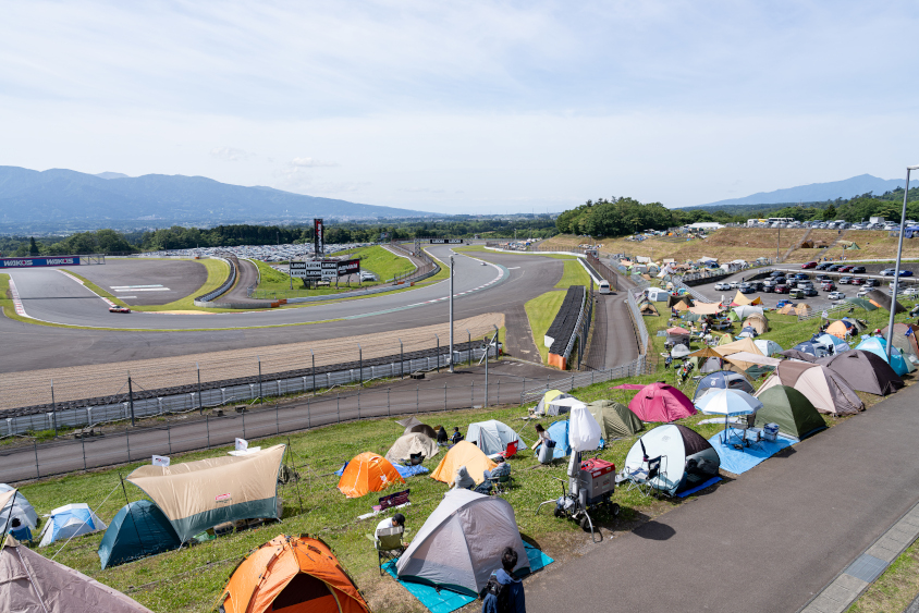 富士24時間ではコースサイドからテントで観戦するファンが多い