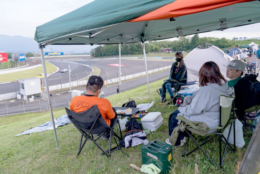 富士24時間レースを観戦するファン