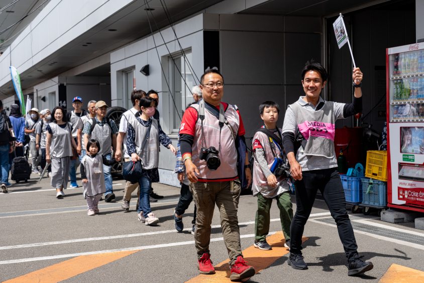 GAZOOピットツアー移動の様子