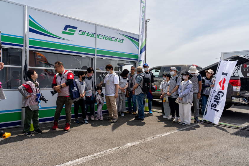 GAZOOピットツアーのピット裏での待機している様子