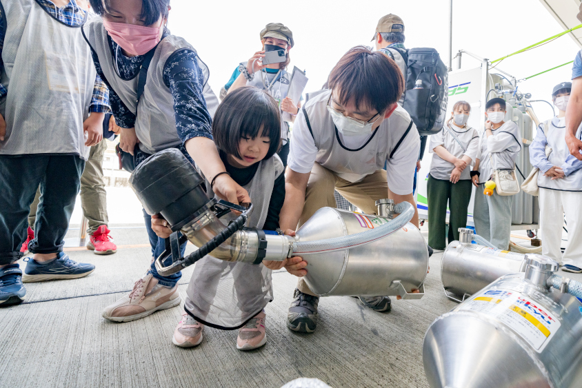 GAZOOピットツアーで体験した燃料タンクの持ち上げ