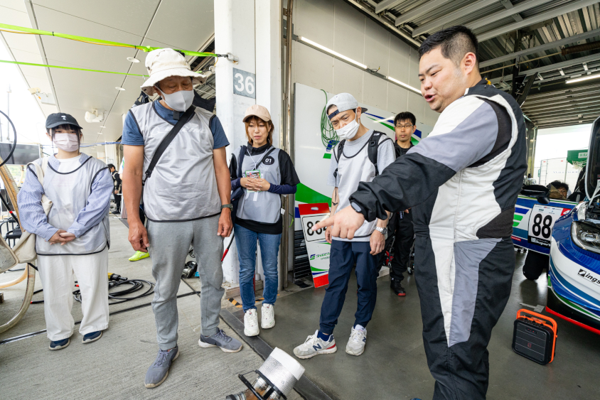 SHADE RACINGの給油を担当するメカニックから直接お話を伺う