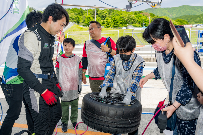 GAZOOピットツアーのタイヤ持ち上げ体験