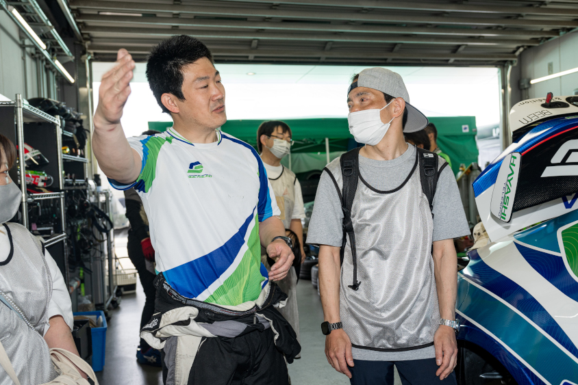 GAZOOピットツアーで気さくに参加者からの質問に答えてくれるSHADE RACINGのメカニック