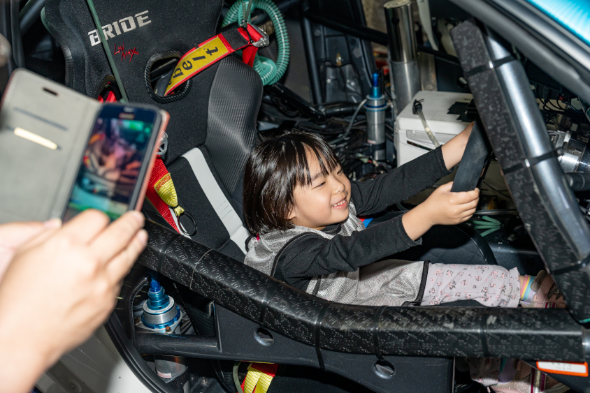 GAZOOピットツアーで運転席に座る女の子