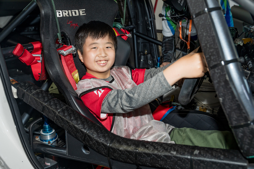 GAZOOピットツアーでSHADE RACINGのGR86の運転席体験