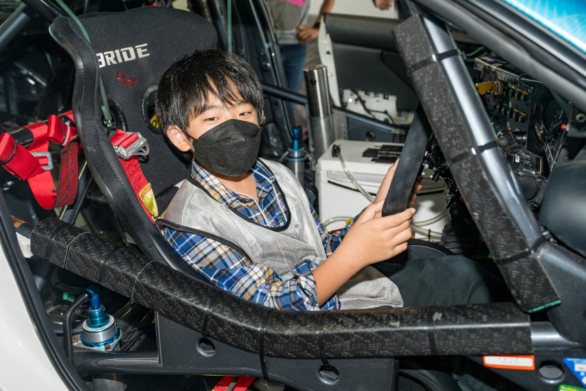 GAZOOピットツアーで運転席を楽しむお子さん