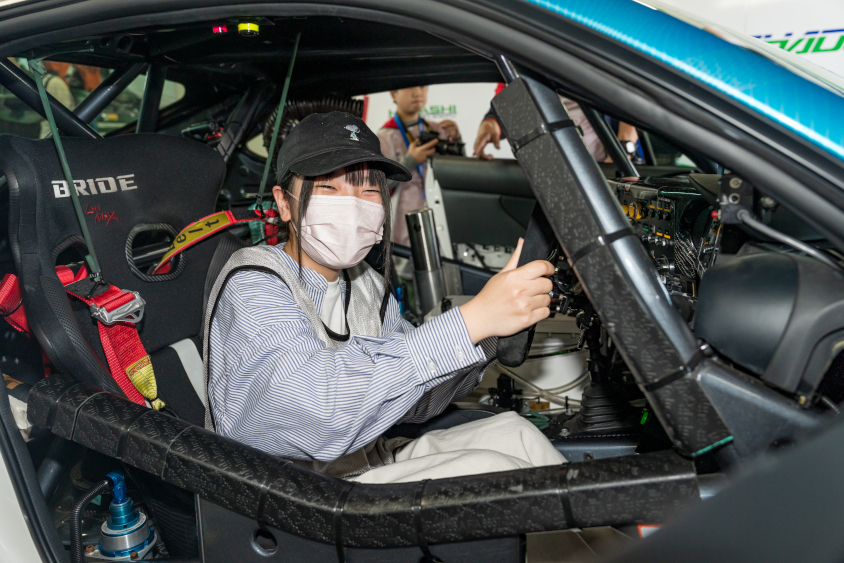 GAZOOピットツアーで運転席体験を楽しむお子さん