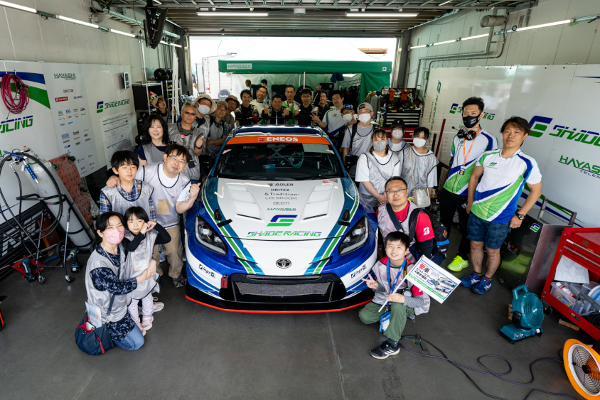 SHADE RACINGのメカニックのみなさんと集合写真