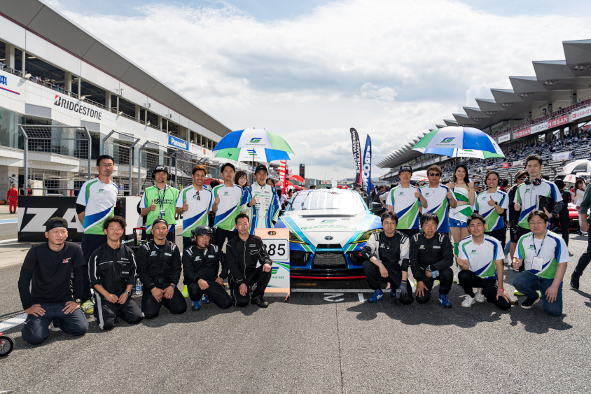 #885 シェイドレーシング GR SUPRA GT4 EVOのメンバー写真