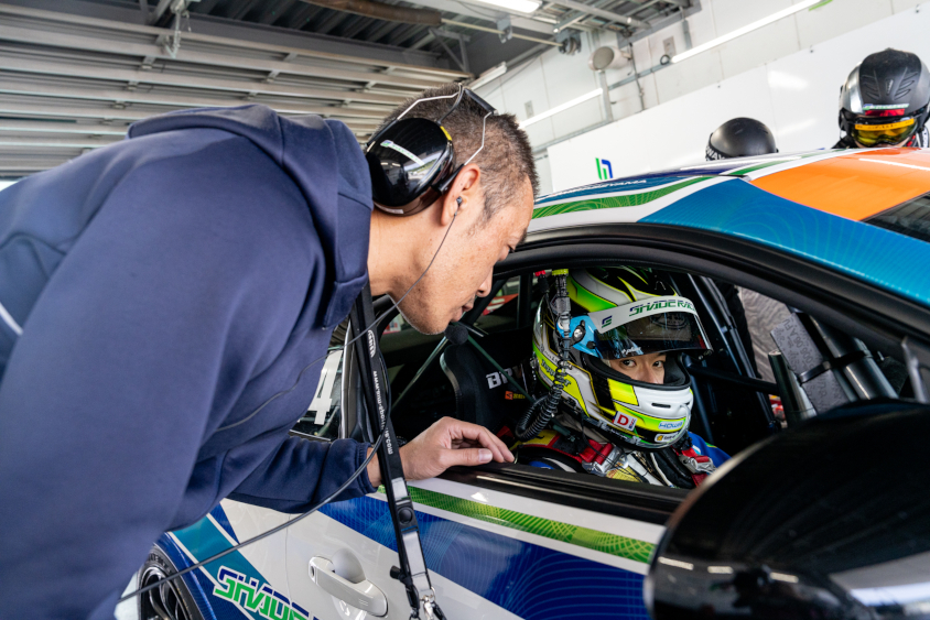 #884 シェイドレーシング GR86のドライバーと話すメカニック