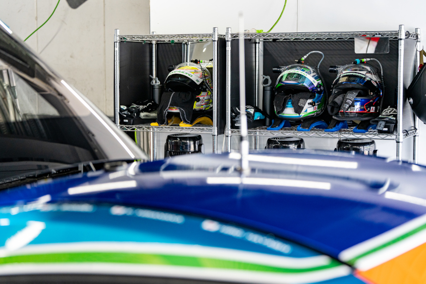 SHADE RACINGドライバーのヘルメット