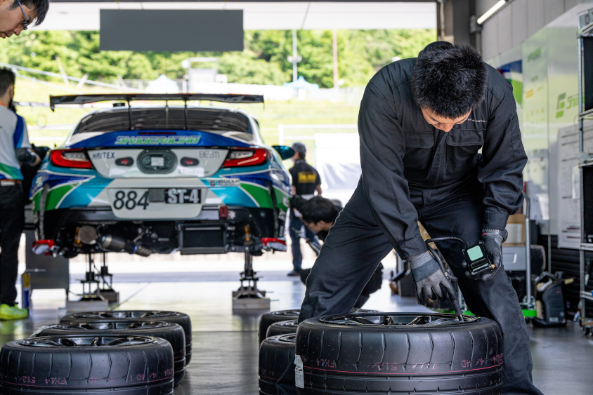 #884 シェイドレーシング GR86のタイヤをチェックしている様子