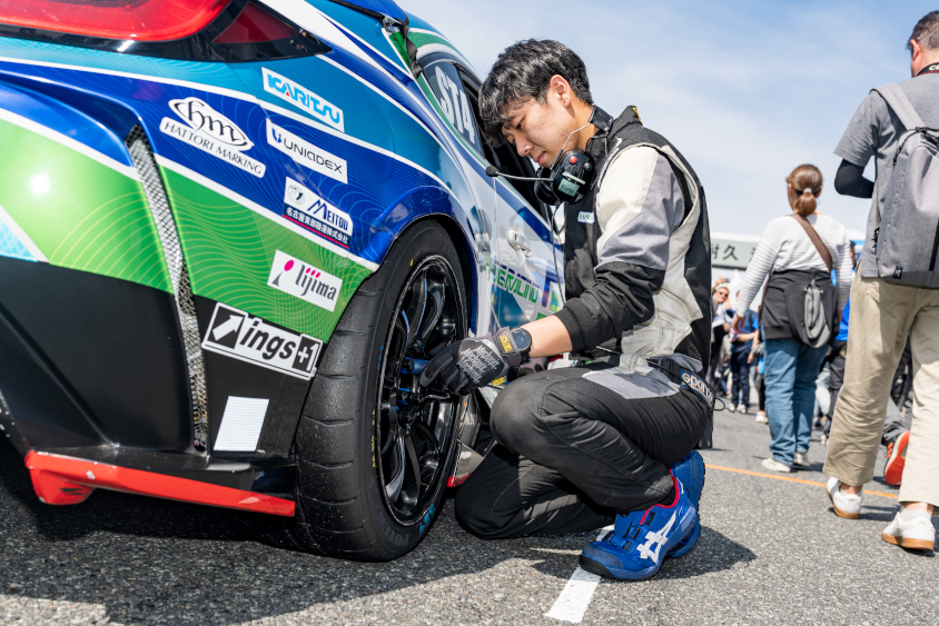 #884 シェイドレーシング GR86のタイヤをチェックするメカニック
