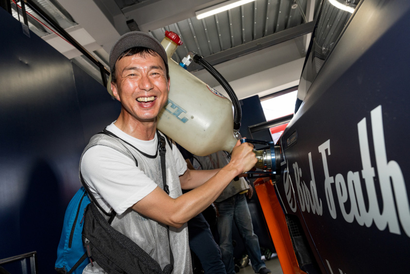GAZOOピットツアーで給油タンクと笑顔