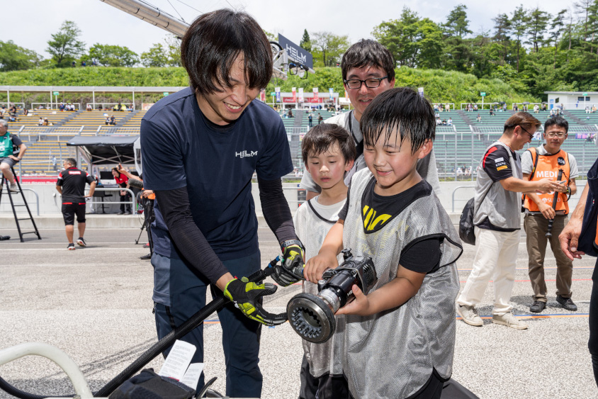 GAZOOピットツアースタートでお子様はインパクトレンチを持ってみる