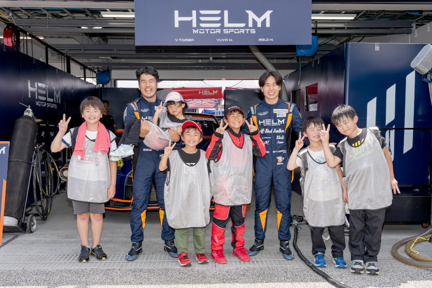 GAZOOピットツアーのドライバーとお子さんの集合写真