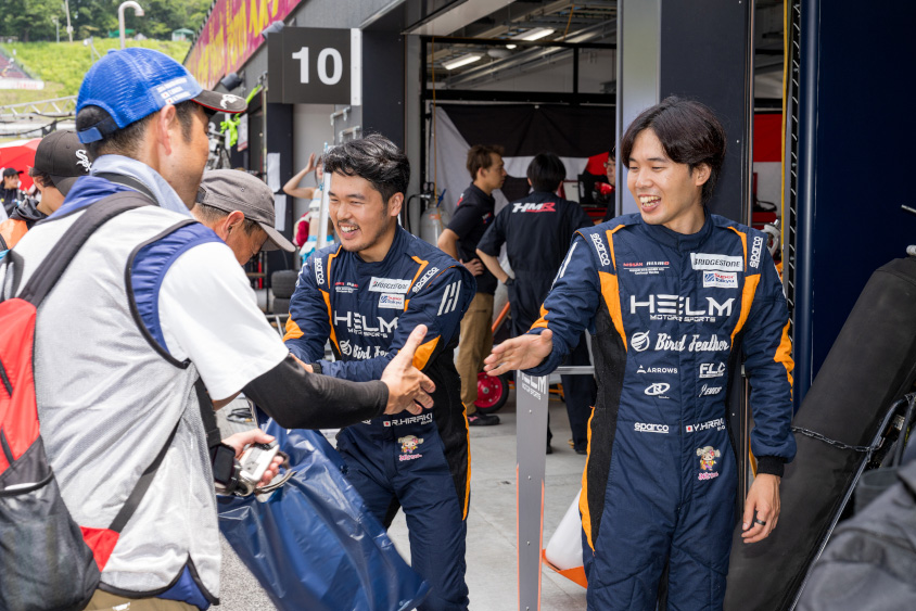 GAZOOピットツアーで笑顔の平木湧也選手と平木玲次選手