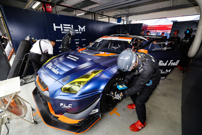 コースイン直前のHELM MOTORSPORTS GTR GT3
