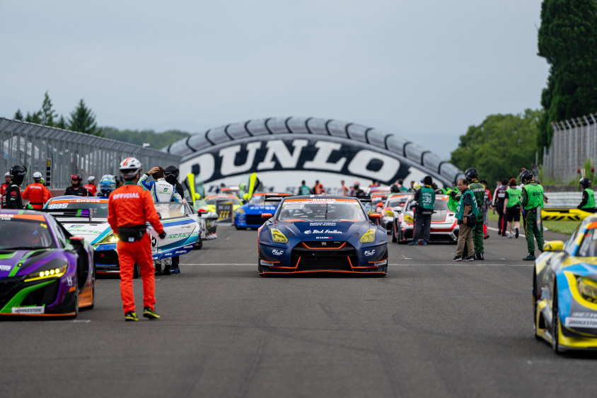 グリッドを進むHELM MOTORSPORTS GTR GT3