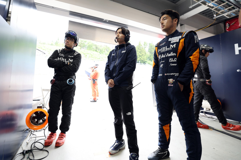 走りを見つめる平木湧也選手と平木玲次選手