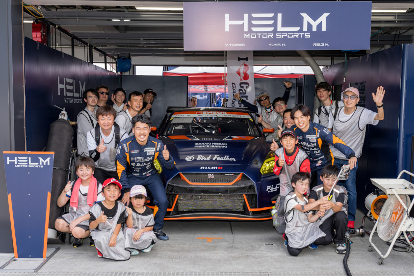 HELM MOTORSPORTSでのピットツアーの集合写真
