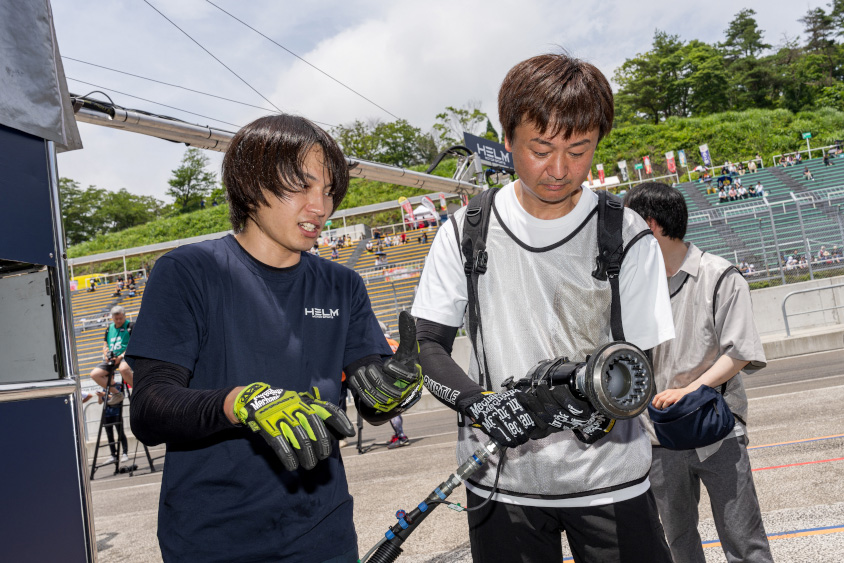 ピットツアーでインパクトレンチ体験
